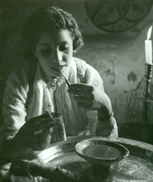 Pierre Boucher, Femme se maquillant, Tirage aux sels d'argent, 1936 (Woman and her make-up, Silver print, 1936)